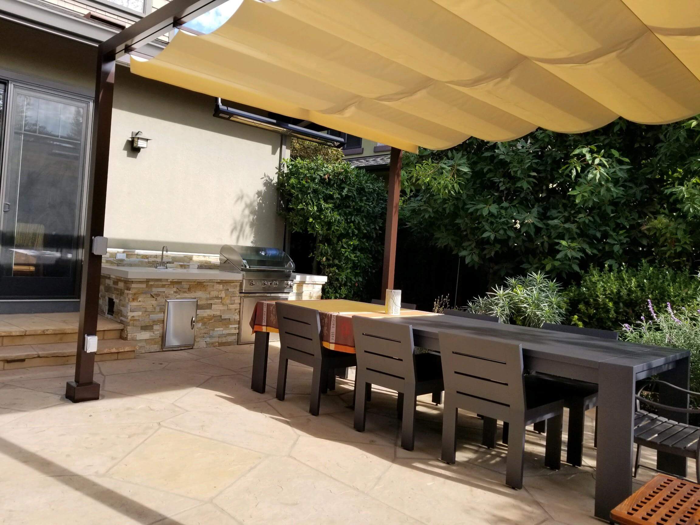 Shade FX retractable pergola with custom kitchen and Mango flagstone patio